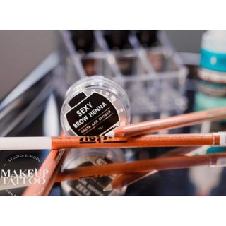 CHÌ MAKEUP MÀU TRẮNG VÀ ĐỎ VẼ MÔI