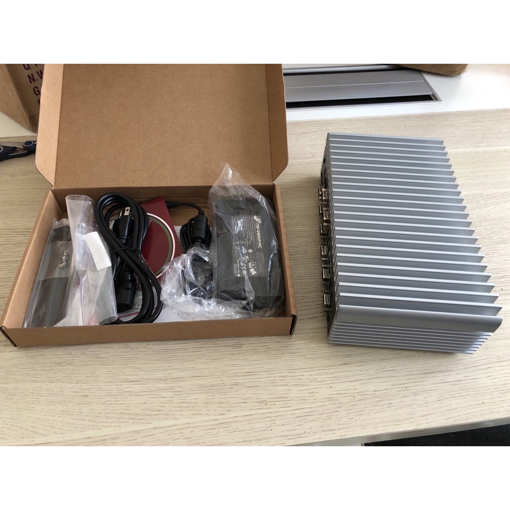 Máy tính công nghiệp không quạt Axiomtek eBOX635-881-FL