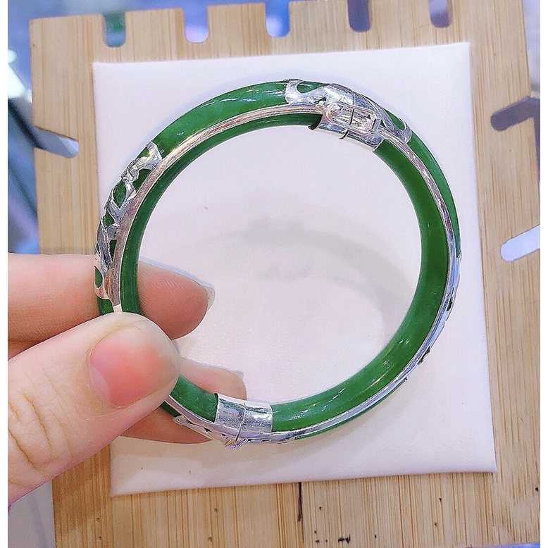 Vòng ngọc bọc bạc ta cho mẹ và bà