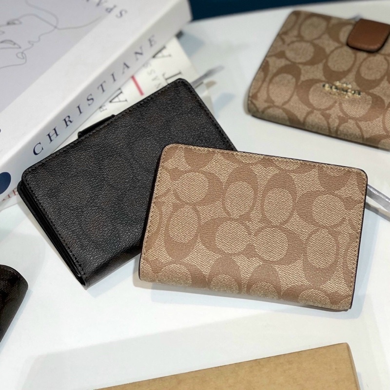 Ví Coach khoá cài màu cổ điển
