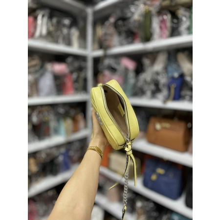 Túi đeo chéo gu sì màu vàng sang chảnh e chếch cốt được cả nhà nha, size 18-19, độ mới 98%