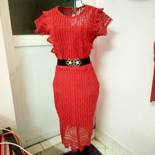 Váy ren màu đỏ ạ.