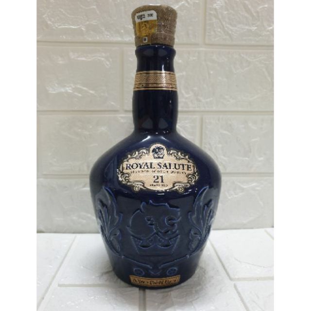 Vỏ chai rượu Chivas 21