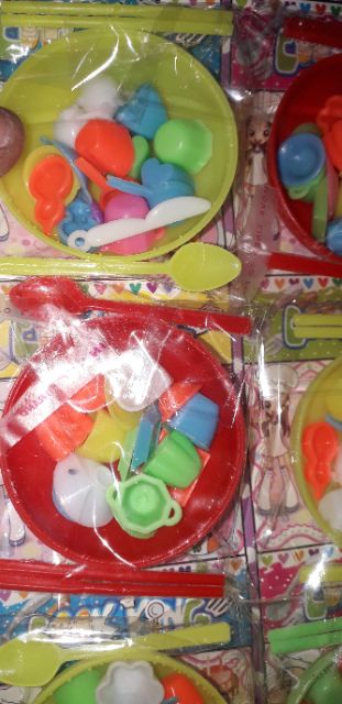 Một bộ đồ khoảng trên 20 món ca ly mini bằng nhựa