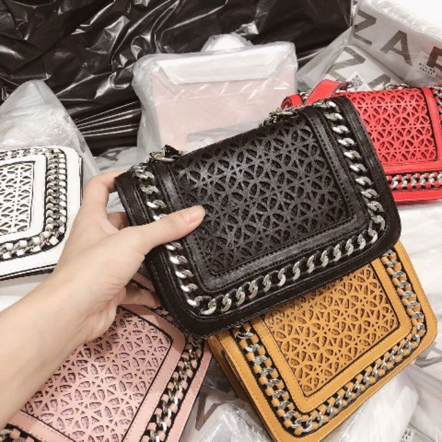 Túi zara viền xích lỗ hoa