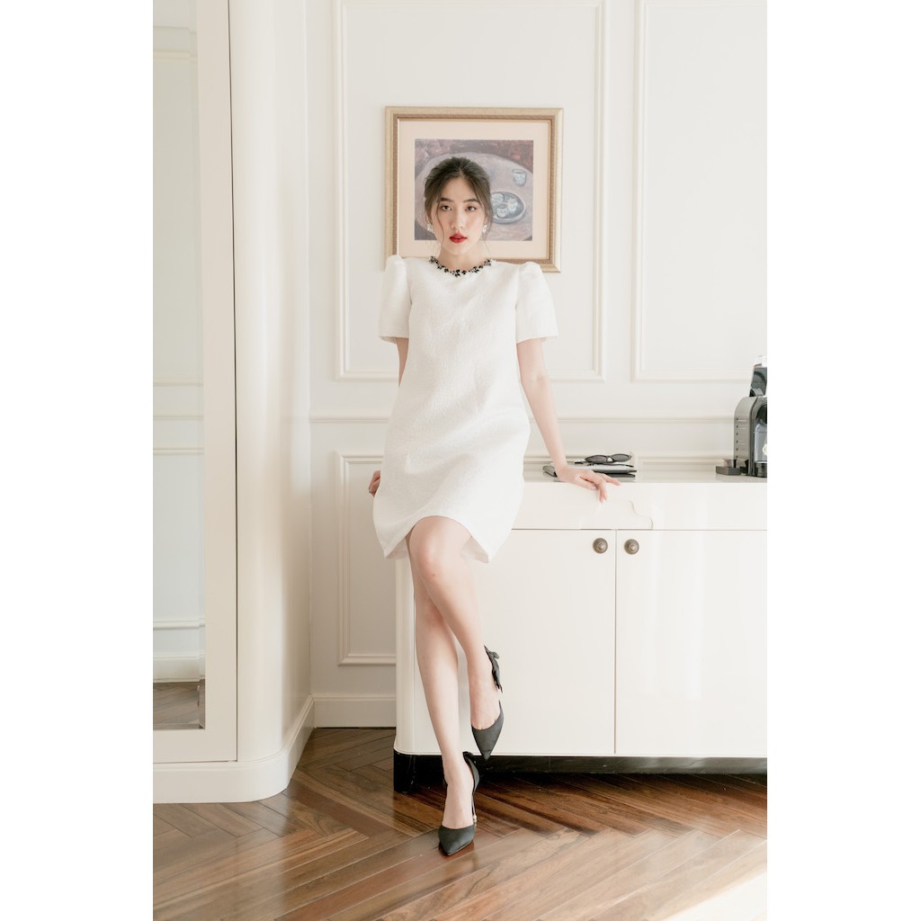 [Mã FAMALLT5 giảm 15% đơn 150k] RẬP - Đầm Trắng Hoa Tay Phồng Đính Đá Cổ - TITI 04 HOA | BigBuy360 - bigbuy360.vn