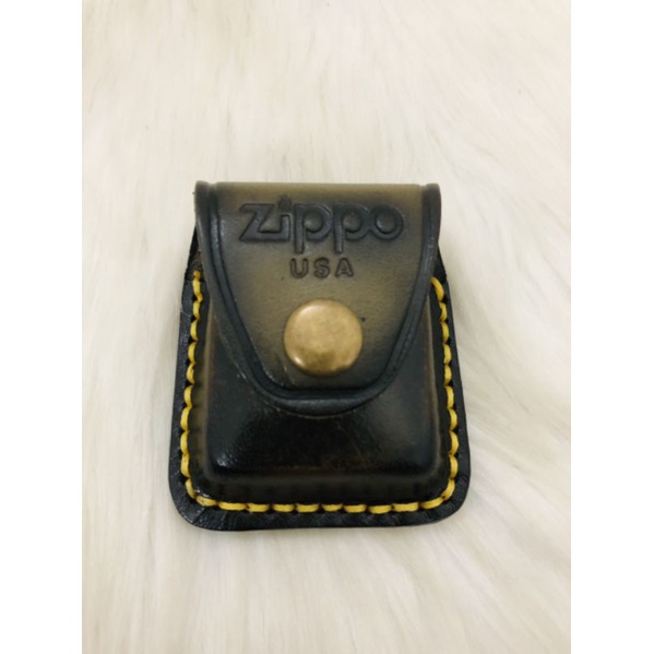 Bao Da Zippo màu Xanh Rêu loại tốt chất liệu da thật, khuy cài bằng đồng bền bỉ, dùng để bảo quản khi mang theo.