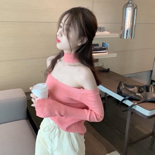 Áo len mỏng hở vai