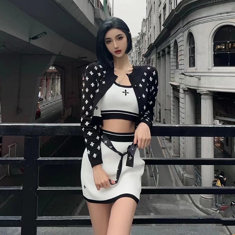 Porozi  Set đồ  gồm áo hai dây dáng ngắn + chân váy lưng thun thời trang cá tính cho nữ