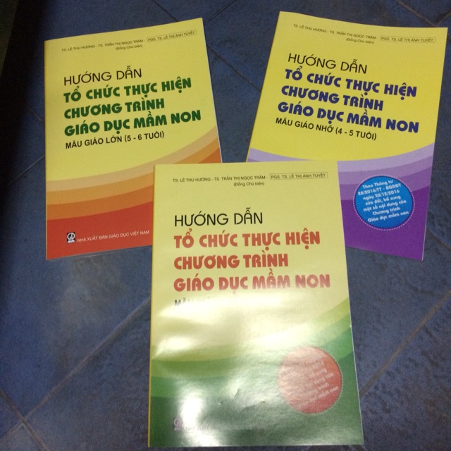 Sách Hướng dẫn tổ chức thực hiện chương trình giaoa dục mầm non ( combo 3cuốn )