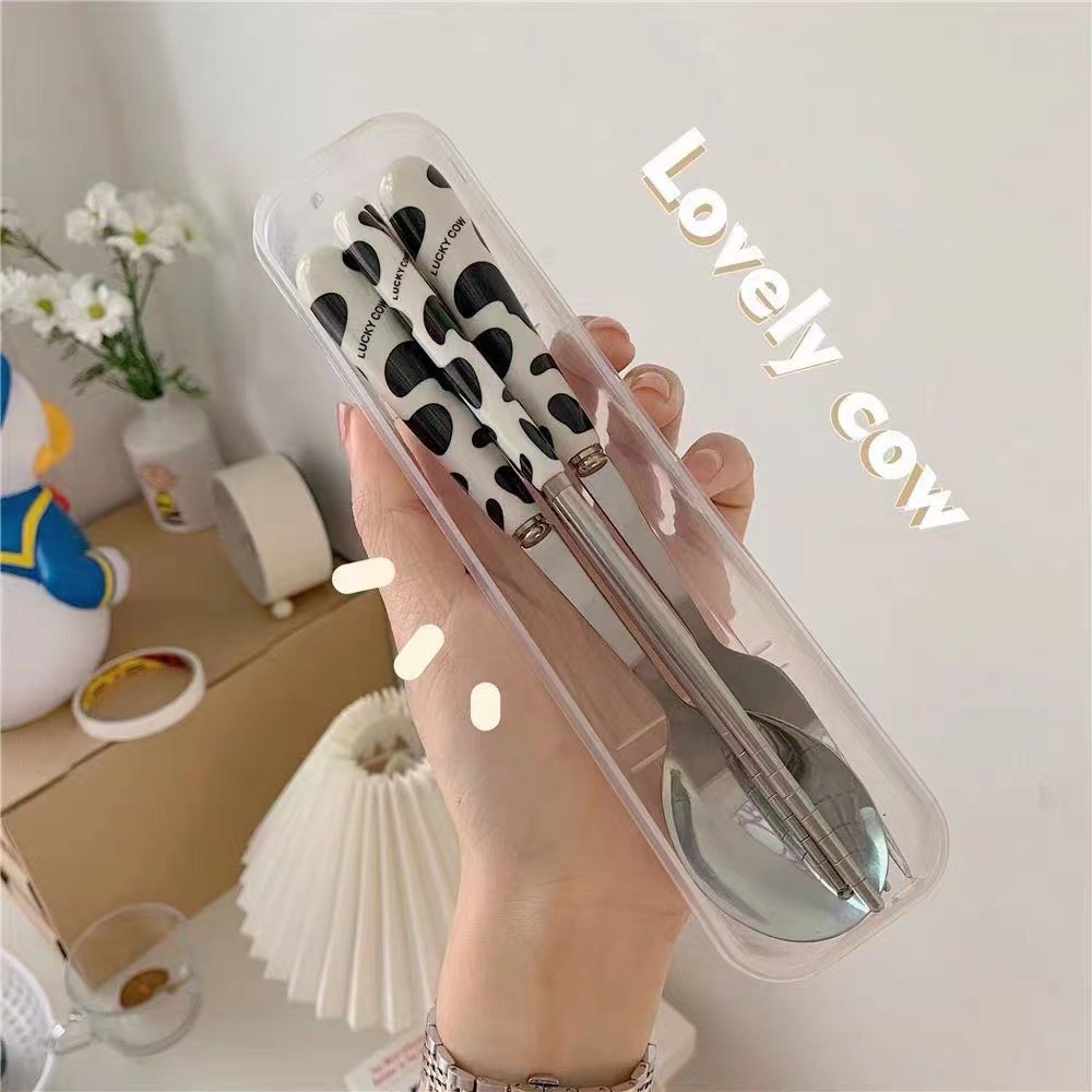 Bộ thìa đũa inox 304 gồm 3 món họa tiết bò sữa cán sứ cao cấp set thìa đũa cá nhân kèm hộp cực đẹp