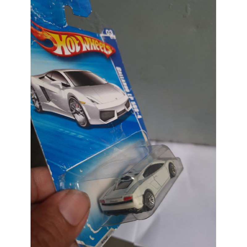 xe Hotwheels Lamborghini Gallardo màu trắng nhám , xe đẹp như mới , card dán lại như hình