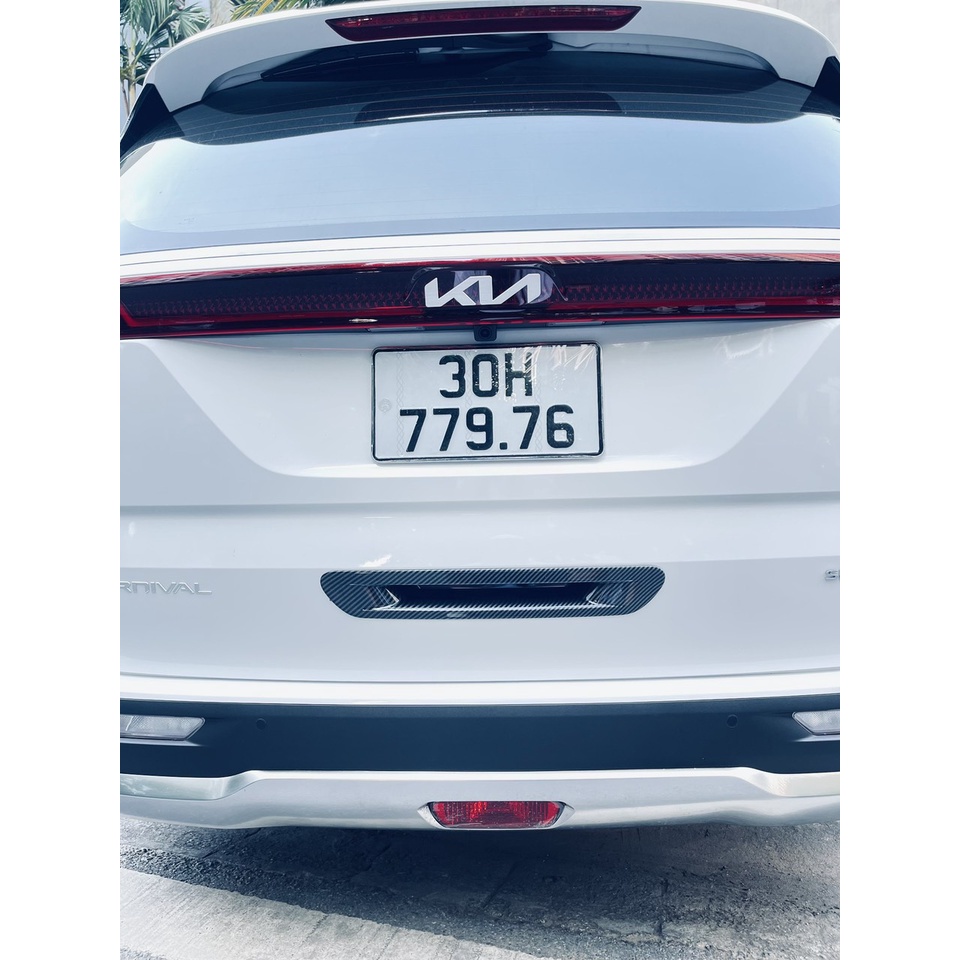 Ốp tay mở cốp sau carbon xe Kia Carnival 2021- 2022 vân cacbon cao cấp
