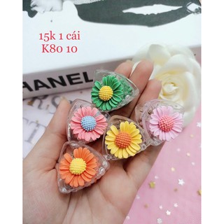 Kẹp tóc đỉnh đính hoa cúc khuyết thân kẹp trong