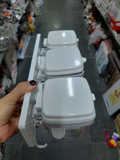 Kệ gia vị treo 3 hũ vừa dán vừa hít chân không siêu chắc