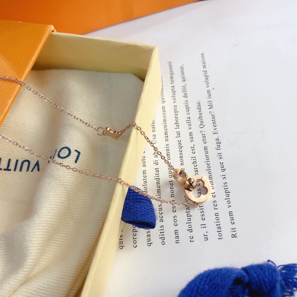 Dây chuyền bằng thép titan họa tiết hoa thời trang sành điệu cho nữ LV