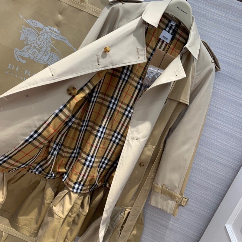 Áo gió tương phản màu với quả lắc hình lá sen burberry bbr