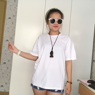 Áo thun trắng lưng hoa