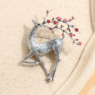 Ghim cài áo hình con nai điệu đà