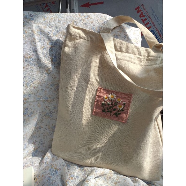 Túi tote thêu tay đắp vải cúc họa mi