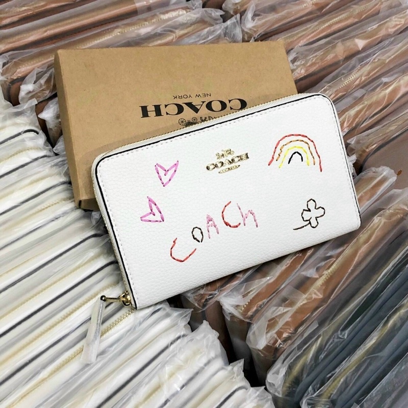 Ví điện thoại da thật với hoạ tiết thêu trẻ trung Coach xinh full box