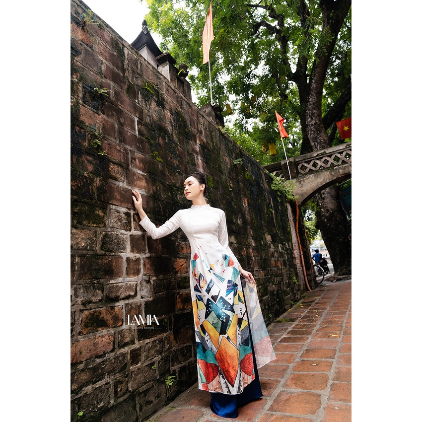 Áo dài truyền thống Lamia Design AD077 lụa vân gấm màu trắng họa tiết hình khối trừu tượng
