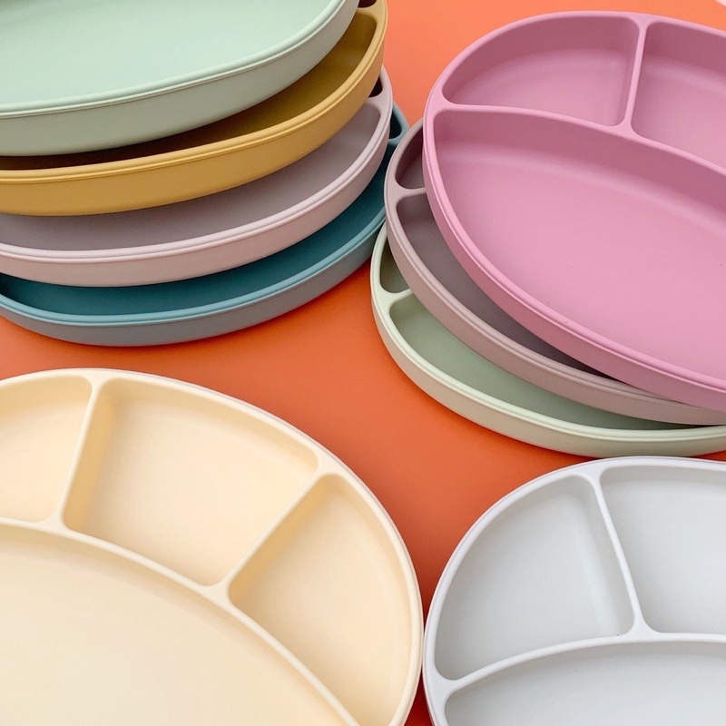 Khay ăn dặm silicone hình oval kèm nắp cho bé ăn dặm, đế hít chân không chống đổ chống lật
