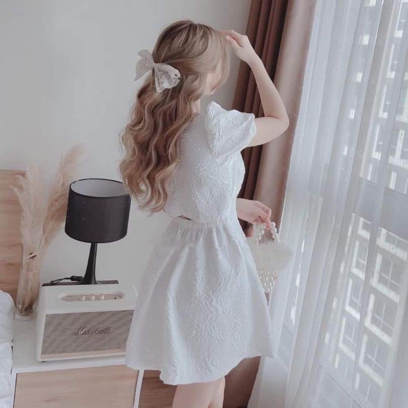 Váy gấm hở lưng - Váy gấm tay bồng đính cúc ngọc hoạ tiết nổi dễ thương xinh xắn - Ngọc Uyên Store