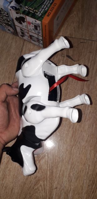 Chú Bò sữa mô hình chạy pin có nhạc và đèn Led tặng kèm pin