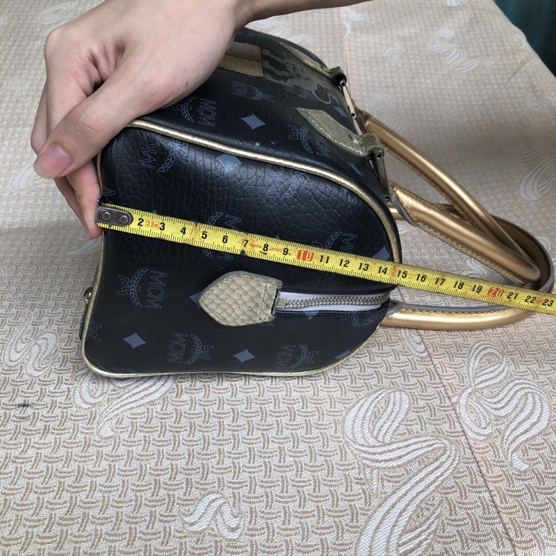 Túi chuẩn si. Túi qua sử dụng. Khách vui lòng xem hình nếu muốn biết thêm thông tin sản phẩm mời khách vô chat . Thanks.