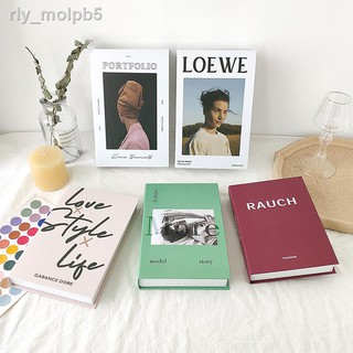 ☍loewe tạp chí sách giả tiếng Anh hiện đại đơn giản Phong cách Bắc Âu Đạo cụ trang trí sách chụp ảnh