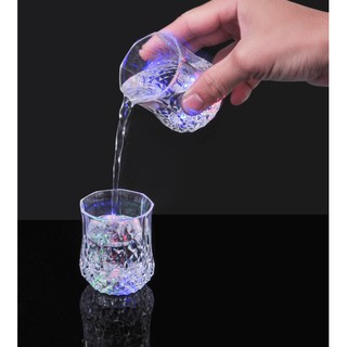Ly nước thần kỳ đổi màu phát sáng