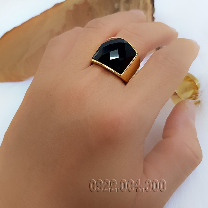 Nhẫn nam mặt đá đen lớn.