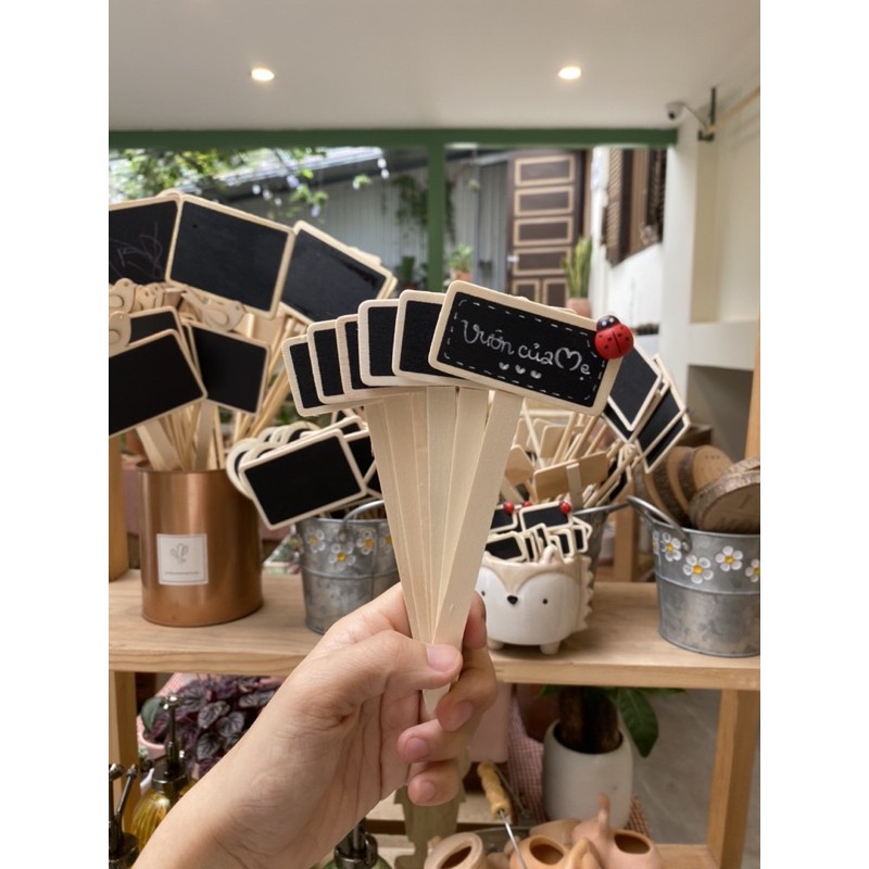 Biển gỗ gắn tên