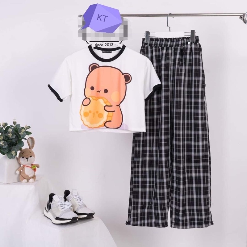 Set áo croptop viền đen gấu nâu ăn bánh + quần đen 2 sọc hoặc quần kẻ caro