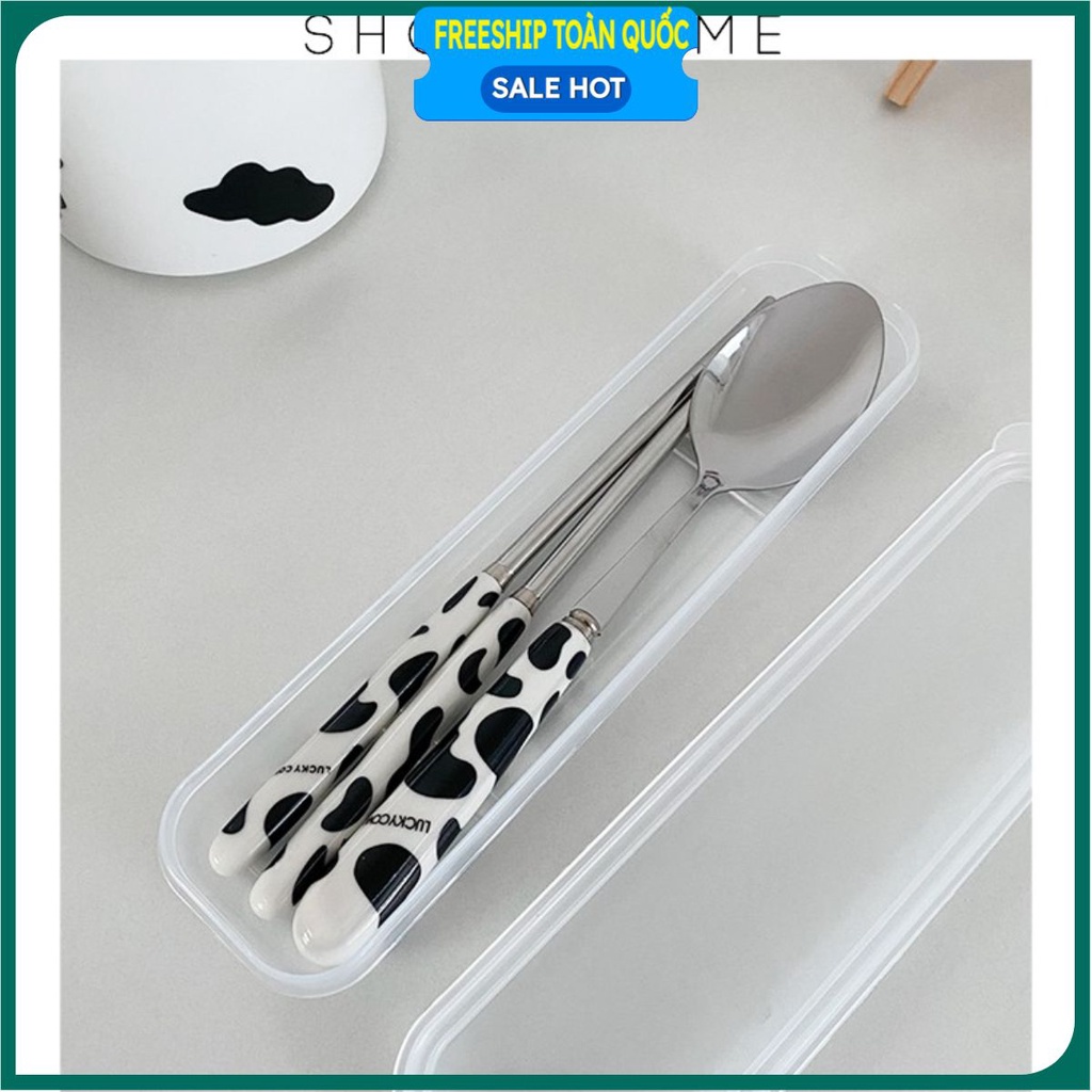 PVN30804 Sét thìa đũa kèm hộp họa tiết bò sữa cực đẹp, bộ thìa đũa inox 304 cán sứ cao cấp T2 .