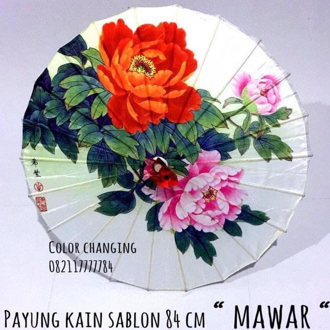 Dù vải in hình hoa hồng trang trí quán cà phê