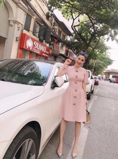 Váy hồng khuy hoa dọc