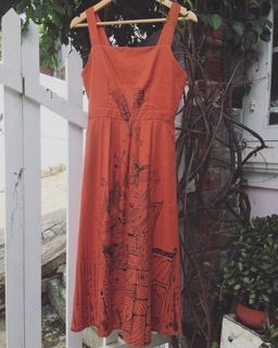 Đầm Linen hoạ tiết vẽ tay
