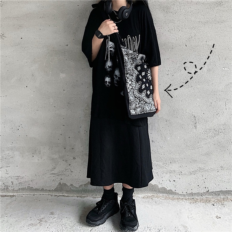 Túi đeo vai/ đeo chéo mẫu 19D041 chất liệu vải màu đen in hoa phong cách Hàn Quốc cho cặp đôi