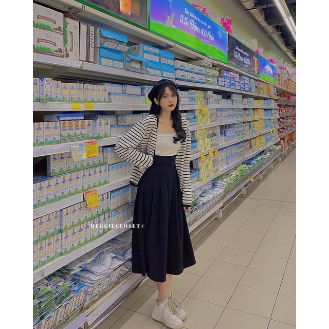 Chân váy xếp li dài, chất dày dặn, có lớp lót.