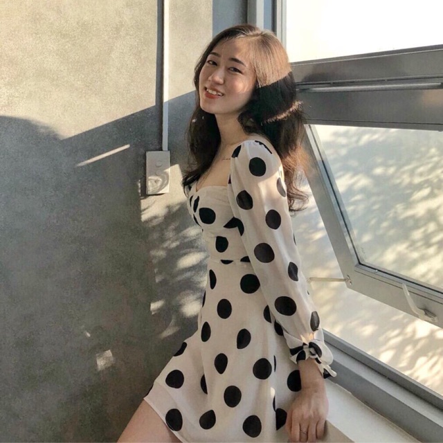 Đầm chấm bi cổ vuông