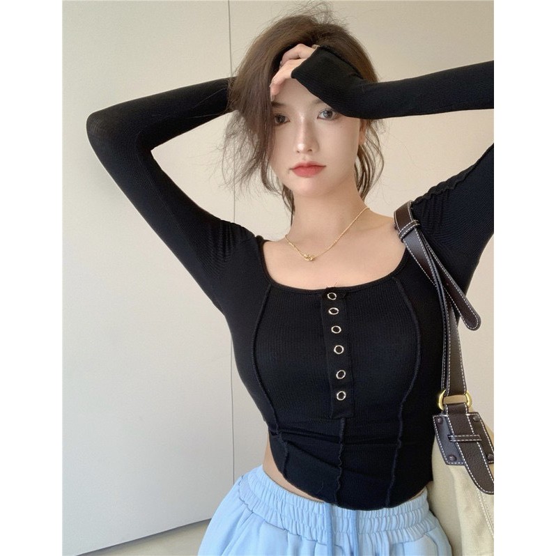 Áo croptop nữ ôm body cúc ngực tay dài De-Lys với chất liệu tăm hàn có gân nhẹ