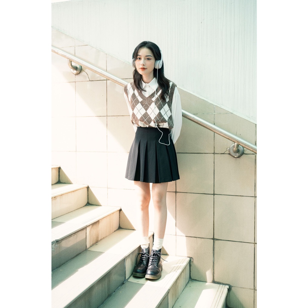 Chân váy dáng ngắn nữ MADELEN xếp ly xòe đen | BigBuy360 - bigbuy360.vn