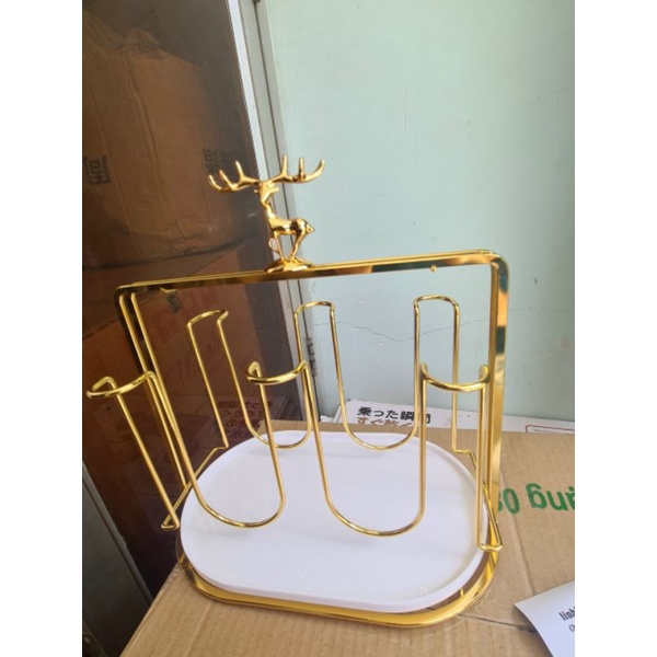 Dụng cụ úp ly vàng có sừng hươu.