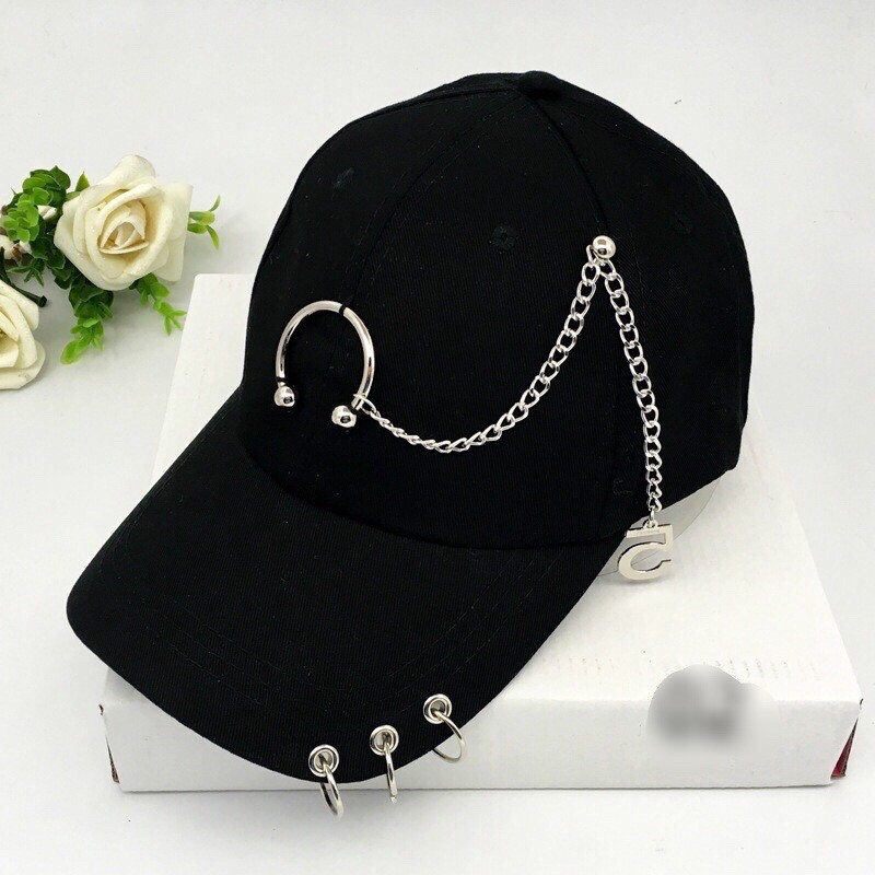 Nón kết thời trang phối dây xích cá tính