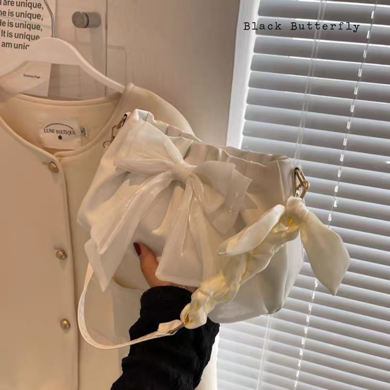 Túi đeo chéo đính nơ khoá cúc bấm Butterfly