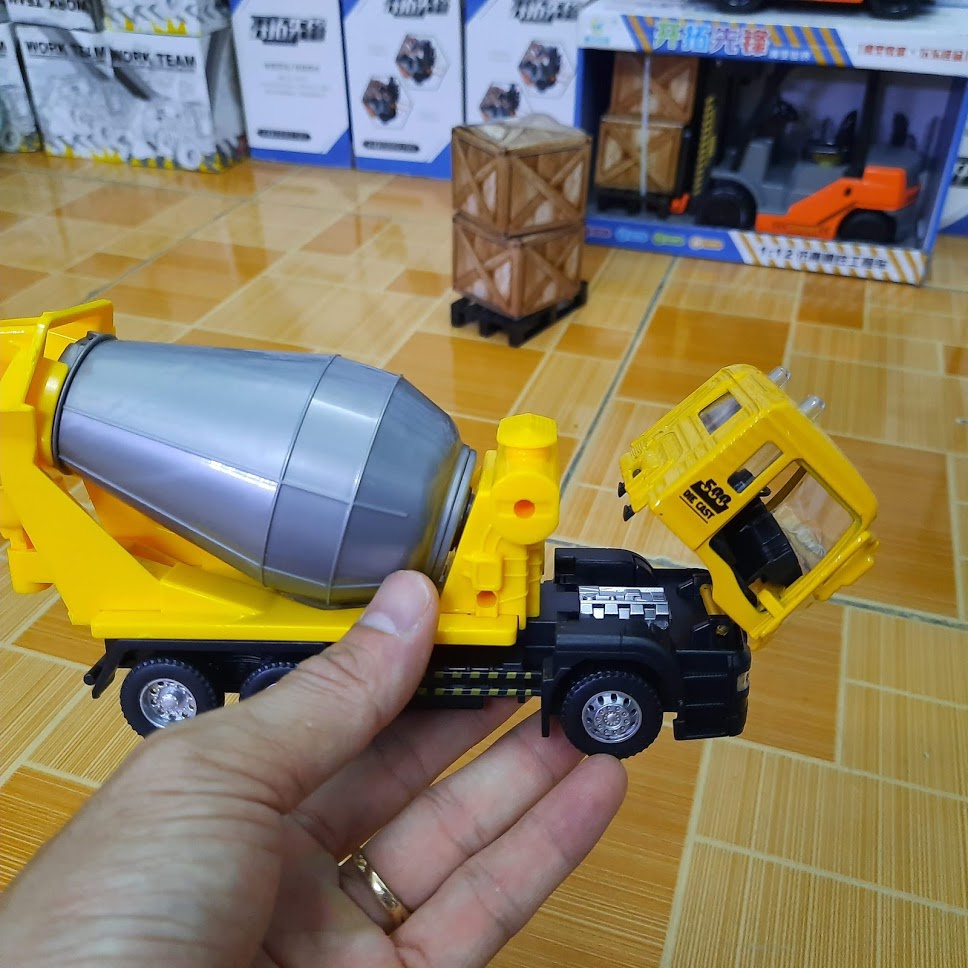 Xe trộn bê tông đồ chơi trẻ em có đèn và âm thanh động cơ tỉ lệ 1:50 cabin bằng sắt xe chạy cót