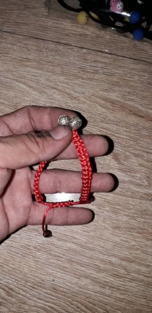 Vòng tay may mắn đính kèm 2 quả chuông bằng kim loại rất đẹp