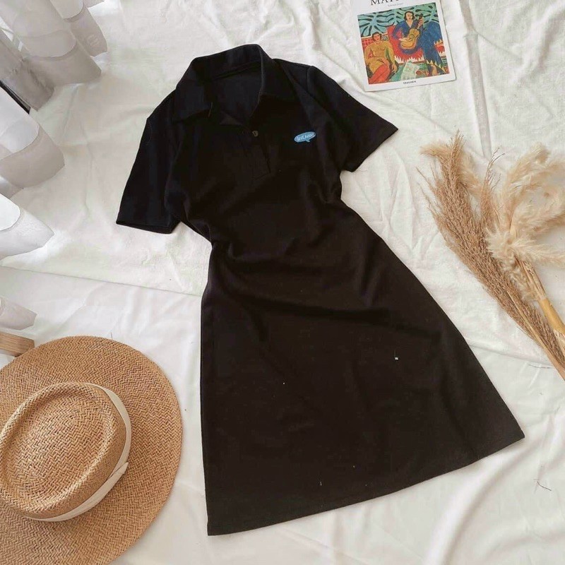 Đầm đen cổ bẻ thêu chữ - form bé dưới 48kg